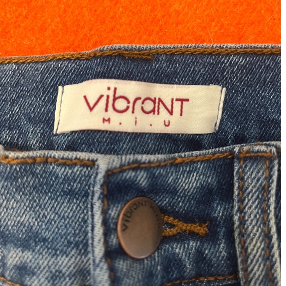 Vibrant M.I.U. Dark blue pleated high rise denim short NWT - Picture 3 of 9